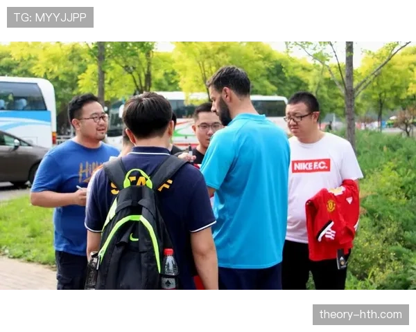 黄潜球迷热情助阵,球队延续高光表现 黄潜球迷热情助阵,球队延续高光表现