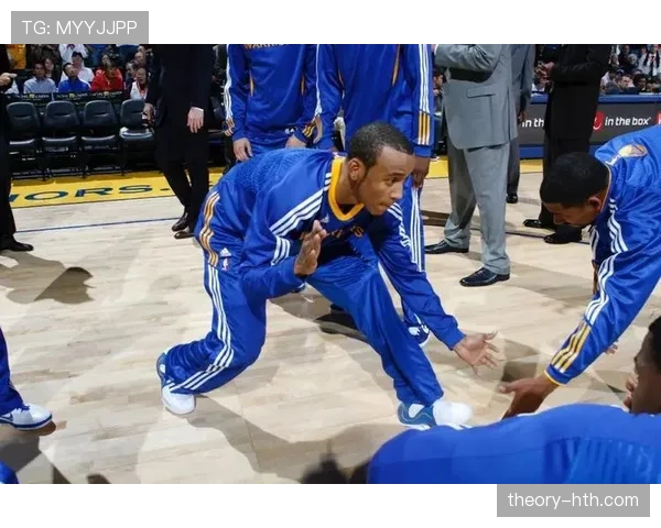 理查德森无球跑动拉开空间，三分效率超同期分卫